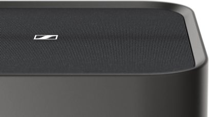 Widok z góry na soundbar Sennheiser AMBEO Soundbar Max, czarna kratka z srebrnym logo pośrodku