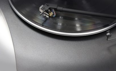 New Horizon 101 sort pladespiller, nærbillede af tonearmen med pickup og ledningsføring, mat sort overflade