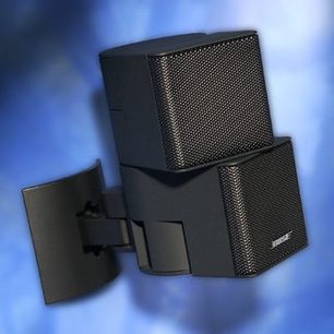 Sort vægmonteringsstativ Bose UB-20 til højttalere, i perforeret metal, bestående af 3 leddelte dele, set forfra på blå baggrund