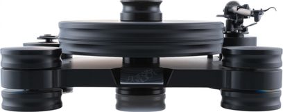 Transrotor Dark Star RB880 hi-fi pladespiller i mat sort akryl- og aluminiumskomposit, set forfra, med hævet massivt pladetallerken, tonearm til højre og fire cylindriske dæmpningsfødder