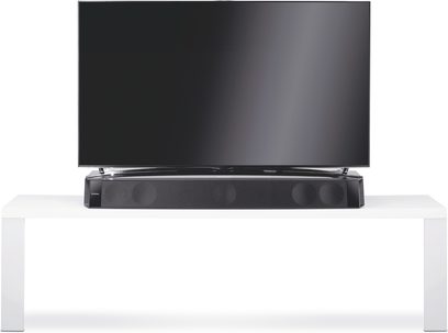 Focal Dimension SUB sort subwoofer, set forfra, LED-skærm, soundbar på hvidt møbel