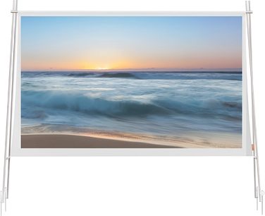 Schermo di proiezione portatile XGIMI su supporto vista frontale con cornice bianca e immagine di onde al tramonto