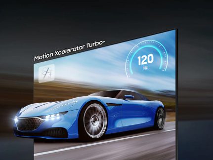 Futuristisk blå sportsvogn stående stille, set fra en trekvart forvisning, med head-up-display der viser "120 Hz Motion Xcelerator Turbo+"