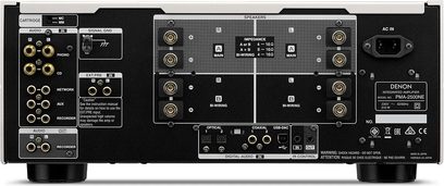 Wzmacniacz hi-fi stereo Denon PMA-2500NE w kolorze srebrnym, widok z przodu, z połączeniami, przyciskami i wyświetlaczami na przednim panelu