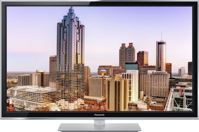 Panasonic TX-P50ST60E-fladskærms-tv, der viser en luftfotografering af skyskrabere i en storby ved solnedgang