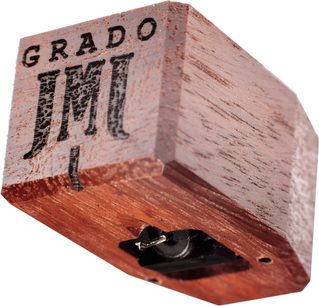 Gros plan al unui pick-up pentru vinil Grado Sonata 3, cu carcasă din lemn gravat, ac pe suport negru din plastic