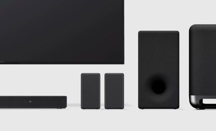 Pantalla negra, barra de sonido rectangular, 2 altavoces rectangulares, subwoofer con apertura circular, fondo gris