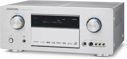 Marantz SR-7002 sølvfarvet hjemmebiograf-forstærker, set forfra, blå skærm i midten, knapper og drejeknapper på forsiden