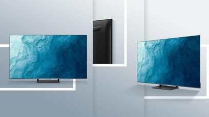 Tre TCL 75C731 2022 fladskærms-tv'er, der viser et abstrakt turkisblåt billede, set forfra