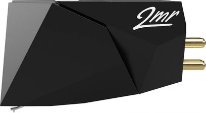 Cela Ortofon 2M Black pro vinylové desky, pohled shora v perspektivě, matně černé tělo, bílý nápis "2M" na horní části