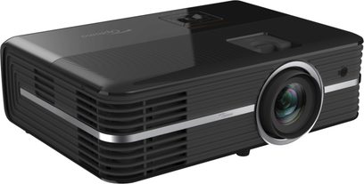 Optoma UHD51 sort videoprojektor set forfra og fra tre kvart vinkel, med objektivet til højre og ventilationsriste på toppen
