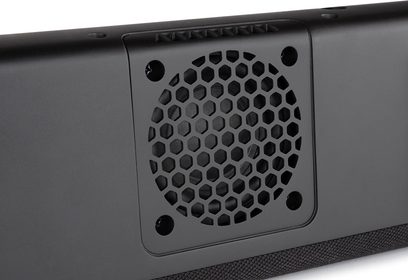 Sort, heksagonal gitter på siden af en Denon DHT-S216 sort soundbar, tæt på-billede