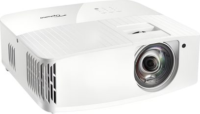 Videoprojektor Optoma UHD35STx v bílém plastovém provedení, pohled ze tří čtvrtin zepředu, široká přední optika, boční mřížky