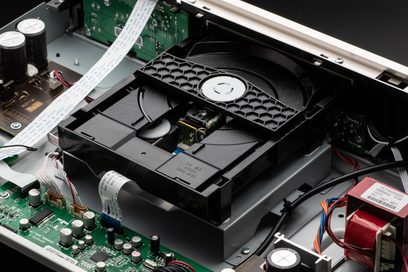 Denon DCD-900NE hopeinen CD-soitin, sisänäkymä lukumekanismiin levykelkkoineen, laserlinssi ja elektroniikkapiirit