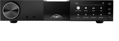 Naim Audio NSC 222 stereo-forstærker, set forfra, sort kabinet med knapper og stik på forsiden, LED-display