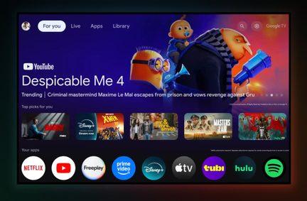 „Google TV“ sąsaja juodame stiklo plokščiame ekrane, „Bjaurusis aš 4“ reklaminė juosta violetiniame–oranžiniame fone, programėlių piktogramos