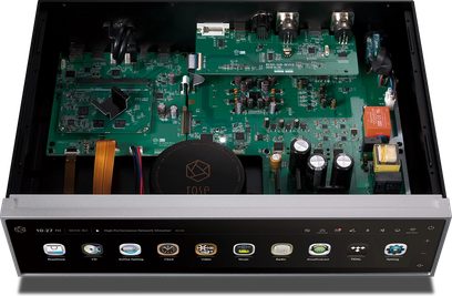 Åben sort Rose RS150 netværksaudioafspiller, set ovenfra, grønt printplade med elektroniske komponenter, knapper og stik