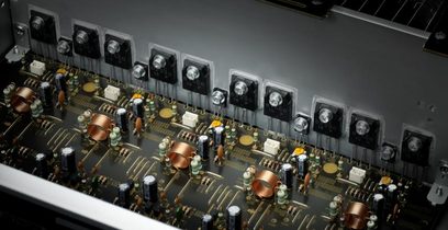 Denon AVR-4520 Schwarz Heimkino-Verstärker. Nahaufnahme einer Leiterplatte mit zahlreichen elektronischen Bauteilen und Anschlüssen