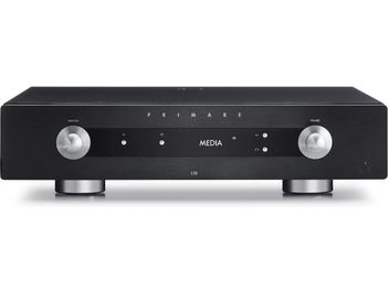 Стерео hi-fi підсилювач Primare I35 чорний, вигляд спереду, 2 сріблясті обертові ручки, центральний цифровий дисплей, матова чорна передня панель