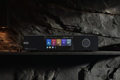 Мережевий аудіоплеєр EverSolo DMP-A8 чорного кольору, розташований на скелі в печері, з увімкненим екраном, що відображає головне меню