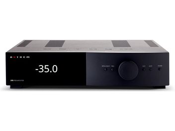 Fekete Anthem STR sztereó előerősítő, előlapon digitális kijelző "-35.0", gombok és csatlakozók