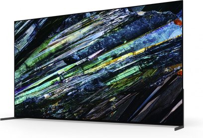 Sony 77A95L TV set forfra, OLED-skærm der viser abstrakte farvede linjer på en mørk baggrund
