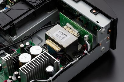 Marantz CD6007 sølvgylden CD-afspiller, indvendigt syn af elektroniske komponenter, printplader og transformator