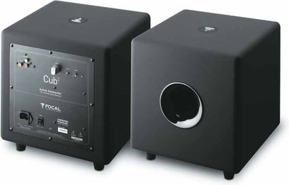 Focal Sib & Cub 3 sort kompakt højttalerpakke i sort, bestående af en kubisk subwoofer og en cylindrisk satellithøjttaler