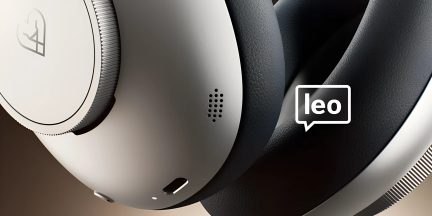 Leo over-ear -kuulokkeet valkoisena ja mustana, lähikuva kuulokekupista, jossa teksturoitu pehmuste ja sivusäädin