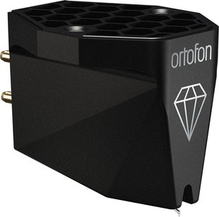 Cellule pour platine vinyle hi-fi Ortofon MC X40 vue en perspective avant droite, boîtier en métal noir brillant avec dessus alvéolé, logo diamant argenté sur le flanc, deux broches dorées à l’arrière et pointe de lecture apparente