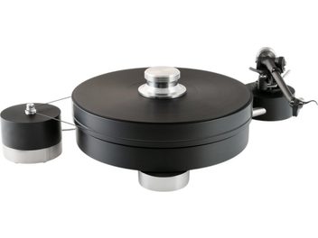 Hi-Fi vinylový přehrávač Transrotor Max Nero TRA Studio v černé kovové barvě s tlustým kruhovým talířem, stříbrnými hliníkovými detaily, externím válcovým motorem připojeným řemenem a trubkovým ramenem na pravé straně, pohled ze tří čtvrtin