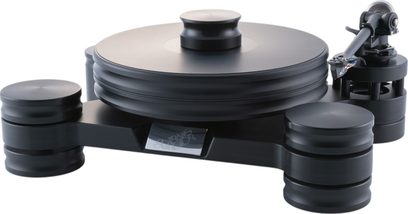 Transrotor Dark Star TRA Studio sort mat hi-fi vinylpladespiller i komposit, set fra trekvart forfra, med tyk rillet, cirkulær pladetallerken, cylindrisk centerpuck, tonearm til højre og tre robuste, cylindriske fødder