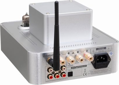 Taga Harmony HTA-700B v.3 argento, amplificatore integrato stereo a valvole, finitura in alluminio spazzolato argento, valvola visibile sulla parte superiore, grande antenna nera verticale, connettori RCA e morsetti per diffusori sul retro, presa di corrente, vista posteriore leggermente dall’alto