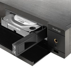 Síťový audio přehrávač Zappiti Pro 4K HDR černý, pohled zepředu, otevřený zásuvník s pevným diskem, viditelná zadní konektivita