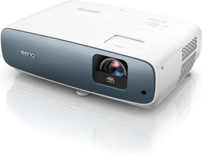 Benq TK850i hvid videoprojektor, set forfra og i trekvartersperspektiv, linse til venstre, "4K HDR"-logo til højre