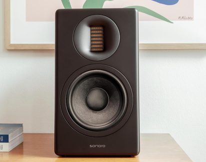 Cassa acustica Sonoro nera con grande woofer circolare e tweeter a nastro su scrivania in legno