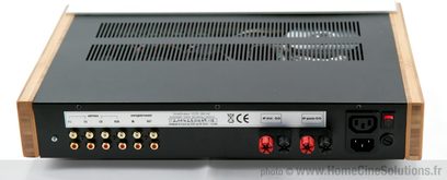 Wzmacniacz hi-fi stereo ICOS 260 Init w kolorze srebrnym / z jasnymi bocznymi panelami z bambusa, widok z przodu, czarna obudowa z przyciskami i gniazdami, jasne drewniane obudowa