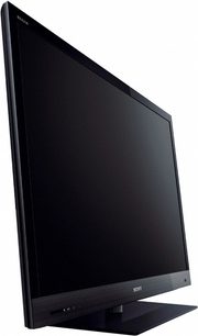 Televisore Sony KDL-55EX720 da 55 pollici con schermo piatto nero, visto di tre quarti frontale, posizionato sul suo supporto