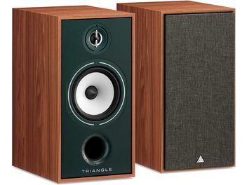Par de colunas de estante Triangle Borea BR04 verde, caixa retangular em folheado de madeira castanha com painel frontal verde-escuro, vista em três quartos mostrando em uma delas um tweeter preto, um woofer branco e um duto circular, enquanto a outra possui uma grelha em tecido cinzento-escuro