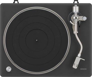 Черен грамофон Denon DP-500BT, изглед отгоре, с диск със сребрист ръб и сребристо S-образно рамо