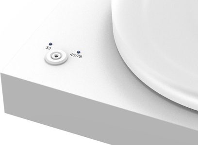 Gramofon Pro-Ject X2 v saténově bílé barvě, detailní pohled na raménko s přenoskou a protizávažím, na bílém podstavci