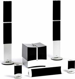 Sæt af Jamo A707 gulvhøjtalere bestående af 4 sorte og hvide højttalere og en sort subwoofer, set forfra på hvid baggrund
