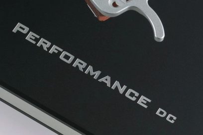 Hi-fi pladespiller ClearAudio PACK PERFORMANCE DC ARTIST, delvis vinkelvisning, sølvfarvet tonearm, tekst "PERFORMANCE DC"