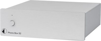 Фонокоректор Pro-Ject Phono Box S2 сріблястий, прямокутний металевий корпус світло-сірого кольору, вигляд спереду під невеликим кутом зверху