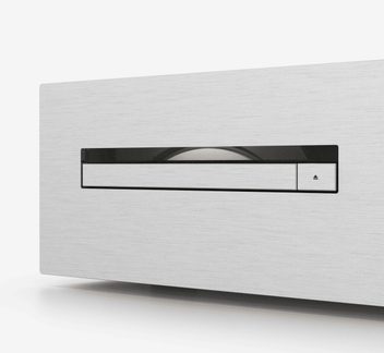 Forsidepanel i sølvbørstet aluminium, optisk læserspalte med synlig disk og udstødningsknap, tæt på fra forsiden