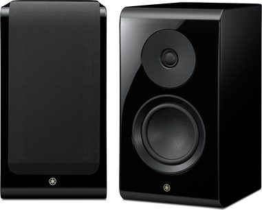Yamaha NS-600A lakkerte svarte stativhøyttalere, den ene med stoffgrill, den andre med synlig diskant og bass/mellomtone