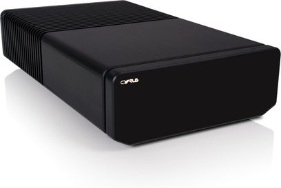 Hi-fi barošanas bloks Cyrus 40 PSU, melns, birstēta metāla korpuss, spīdīga priekšējā panna ar izgaismotu logotipu, ribots dzesējums, skats 3/4 no priekšas pa kreisi