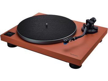 Tocadiscos Technics SL-40CBT Terracotta, acabado mate terracota, plato metálico, alfombra de fieltro negro, brazo en S, vista 3/4