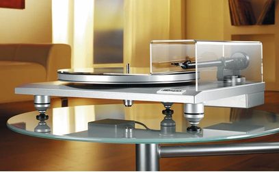 Sølvfarvet Thorens TD 800 pladespiller, set ovenfra i nærbillede, TP250 tonarm, glasplade, 2 pickupper