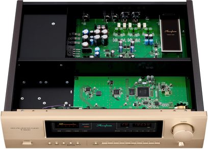 Accuphase T-1300, sintonizzatore FM, vista dall'alto con coperchio aperto, frontale in alluminio dorato spazzolato, pulsante a destra, circuiti verdi